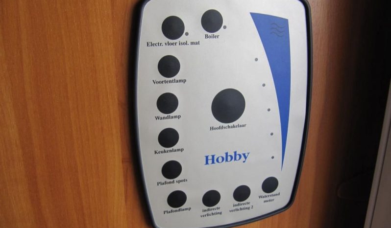 Hobby 400 SF, model 2008 + před stan plná