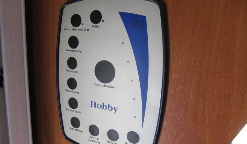 Hobby 495 UFE, model 2008 + mover + před stan plná