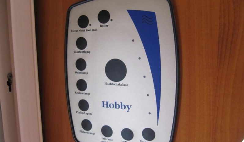 Hobby 495 UFE, model 2008 + před stan plná